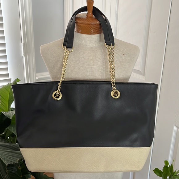 Kenneth Cole Reaction Pocketbook with Good Chain straps - Picture 3 of 9